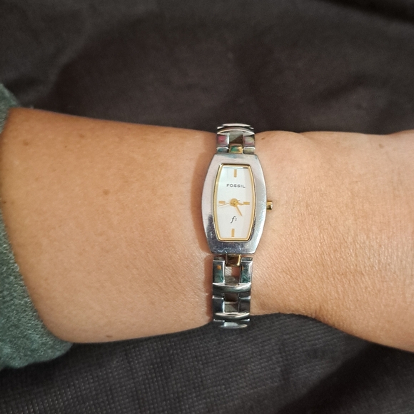 FOSSIL Wristwatch, Two-toned Vintage,Elegant, Simple Chic, Classic time piece - Picture 9 of 10